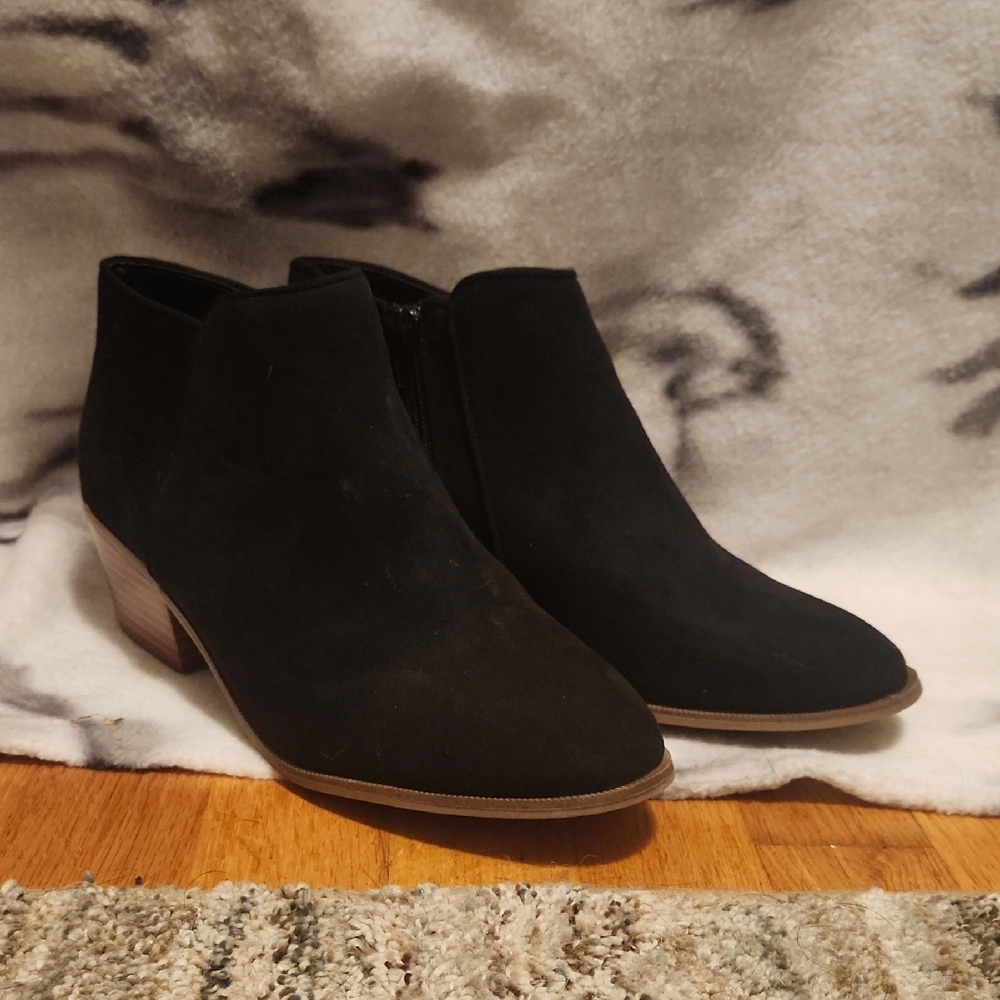 Amazon Essentials Black Ankle Boots Classic Design